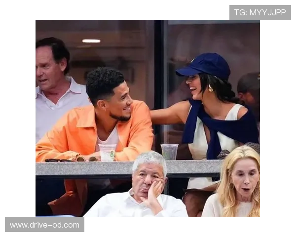 德文·布克居然晚上偷偷开豪车溜街，跟他赛场上的一板一眼判若两人！