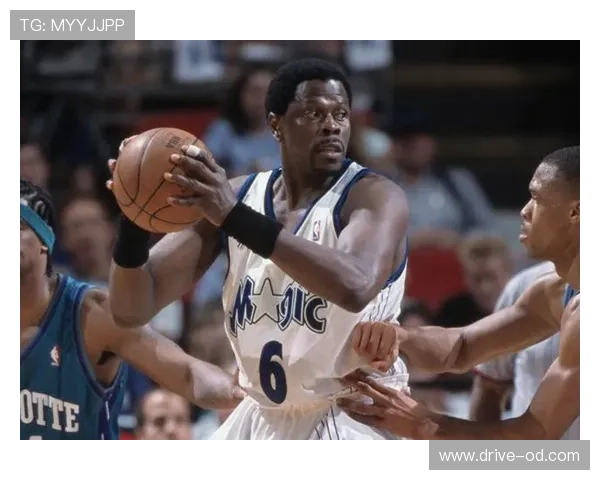 帕特里克·尤因内线单打提升篮板控制显著拉开与同期中锋差距