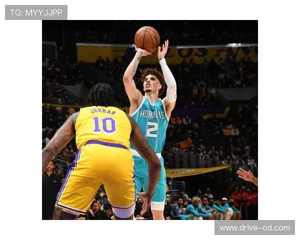 瓦莱乔突破制造错位助快船提升关键时刻攻防转换效率